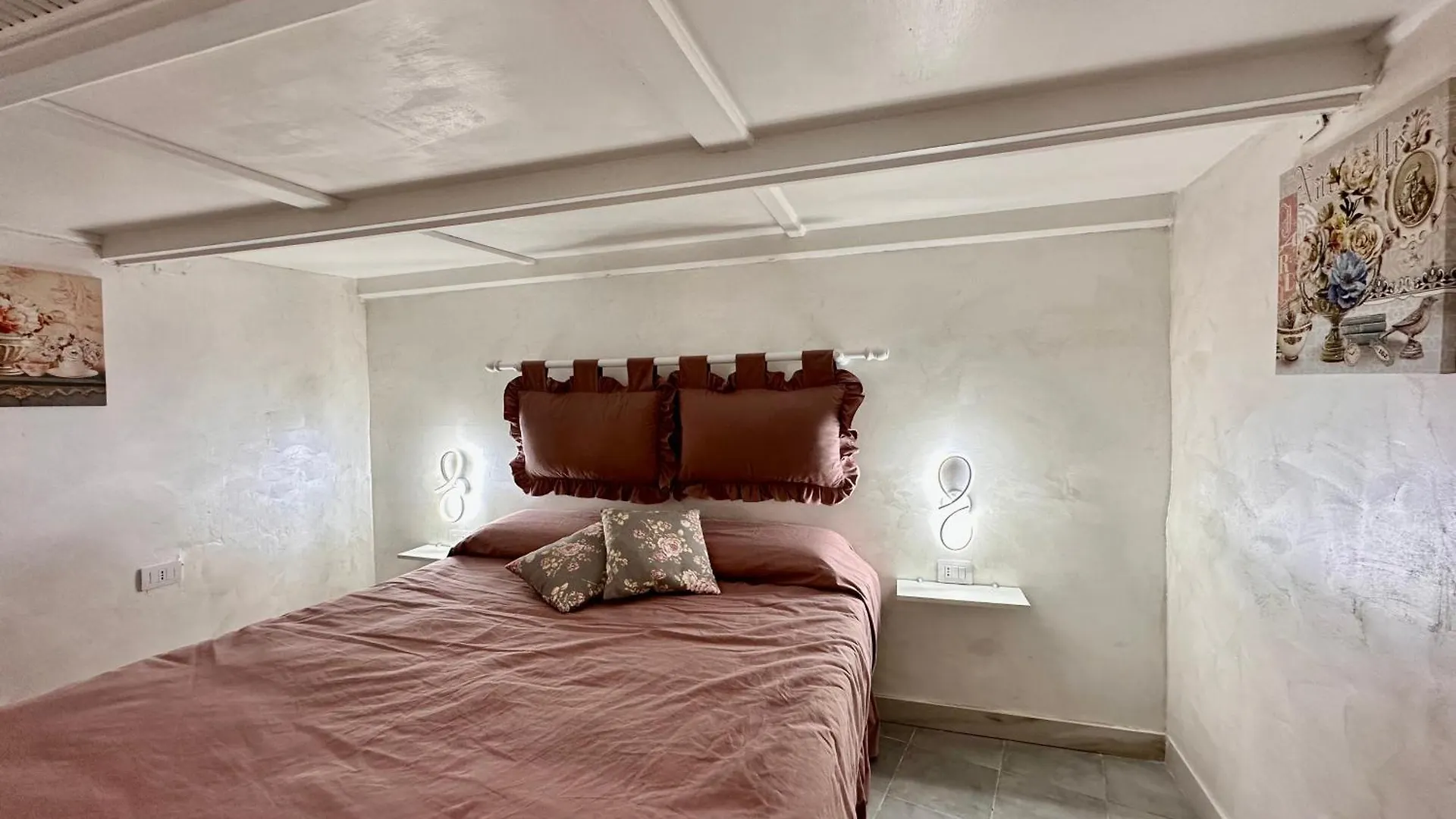 Roila House - Self Checkin Apartment Naples 0*,  Italy